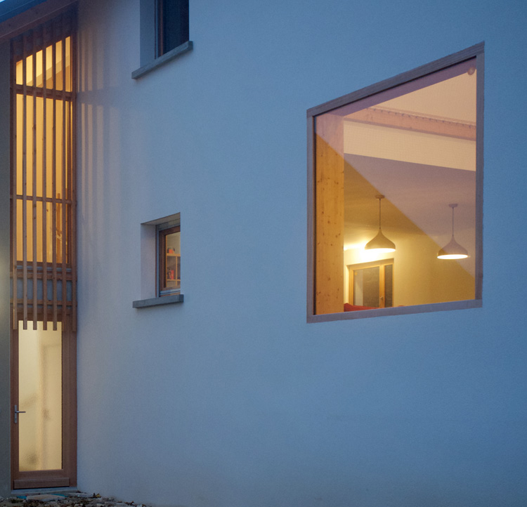 maison saint nizier sous la neige coté jardin